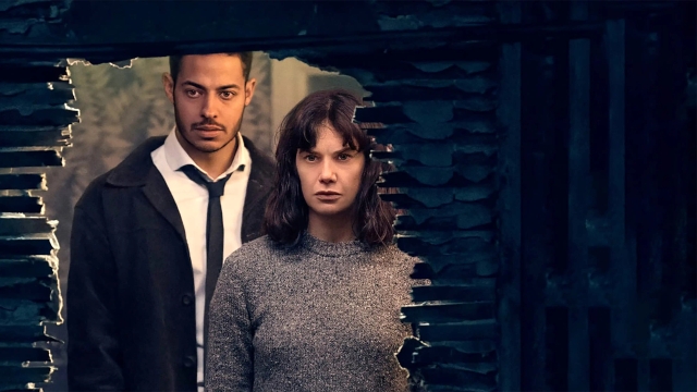 زن درون دیوار